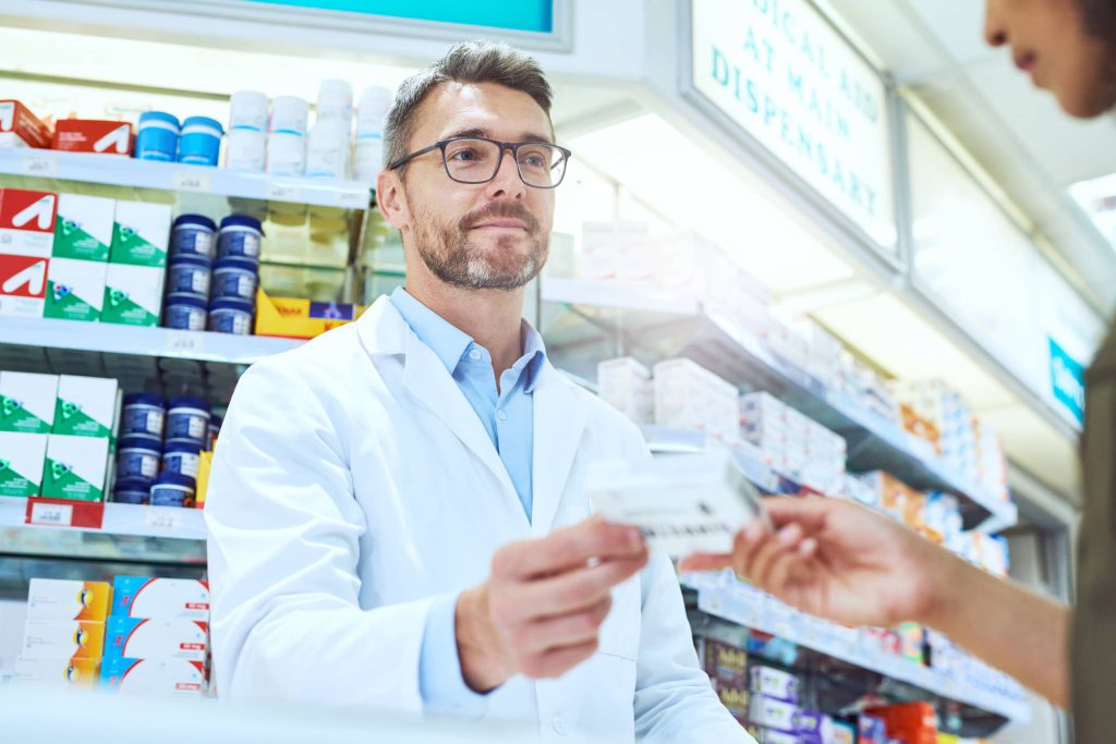 farmaceuta wydaje lek na podstawie e-recepty