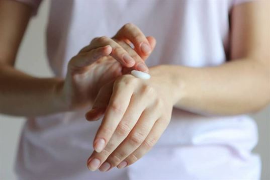 Pękająca skóra dłoni – jak sobie z nią radzić?
